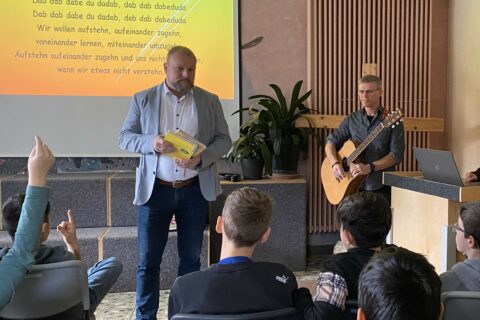 Der Landrat liest zum Tag des Buches