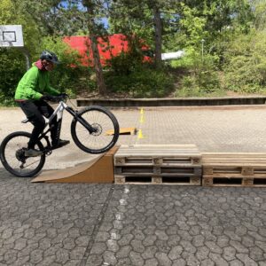 Niclas fährt auf Kicker