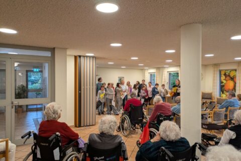 Der Herbst, das ist die schönste Zeit, der strickt der Welt ein buntes Kleid