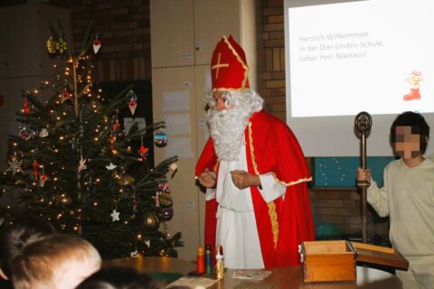 St. Nikolaus besucht die Drei-Linden-Schule in Höchberg
